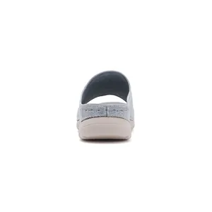 Vista posterior de sandalia deportiva de punto gris para mujer con suela gruesa