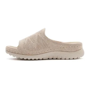 Vista lateral de sandalias de plataforma de punto beige para mujer con suela