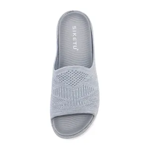 Detalle vista superior de sandalias deportivas de mujer con suela gruesa y tejido gris