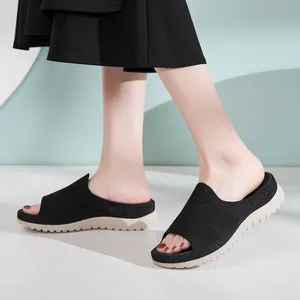 Sandalias de plataforma de malla transpirable negra para mujer con suela beige gruesa