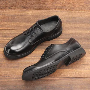 Vista detallada de los clásicos zapatos Derby de cuero negro para hombre en suelo de madera.