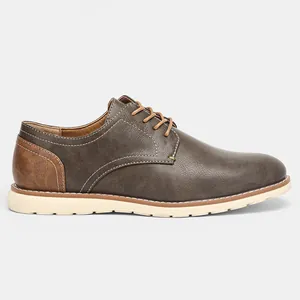 Vista lateral detallada de zapato casual marrón para hombre con costuras finas.