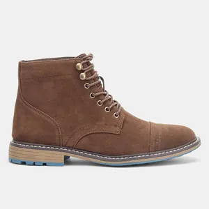 Perfil lateral detallado de botas de trabajo para hombre en gamuza marrón con suela de goma