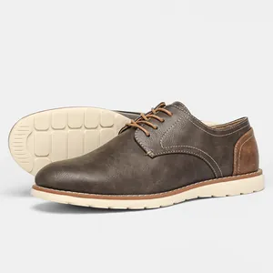 Vista lateral de zapatos casuales de hombre en cuero marrón vintage con textura.