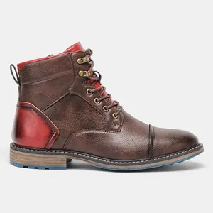 Vue latérale de bottes Martin marron pour hommes avec des accents en cuir rouge rétro