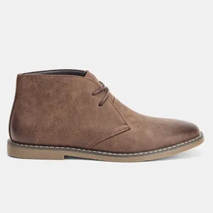 Vista lateral de bota desert clásica marrón para hombre con textura cuero vintage