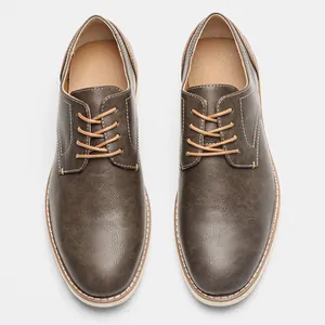Vista superior de zapatos casuales de cuero marrón vintage para hombre con cordones