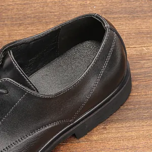 Vista detallada de zapato Derby de cuero negro para hombre con costuras y textura
