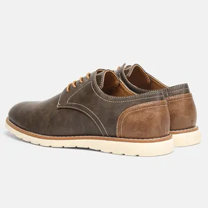 Vista lateral de zapatos casuales de cuero marrón para hombre con suelas blancas