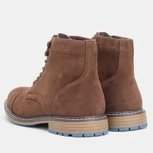 Vista posterior detallada de botas de trabajo de gamuza marrón para hombre con suela azul