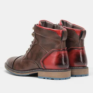 Vue arrière détaillée de bottes en cuir vintage pour hommes avec un dégradé rouge élégant