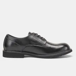 Vista lateral de zapatos Derby de cuero negro para hombre con cordones clásicos