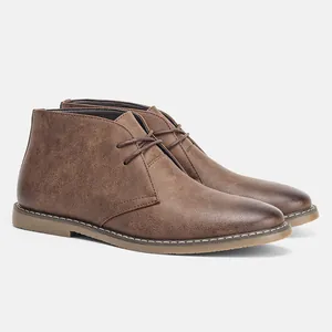 Detalle de la vista lateral de botas desert vintage de cuero sintético marrón para hombre