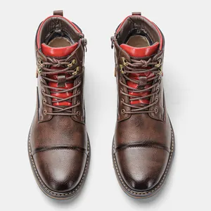 Vue de dessus de bottines Martin rétro marron pour hommes avec des accents rouge vif
