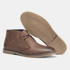 Detalle de botas desert de cuero marrón para hombre con empeine y suela antideslizante