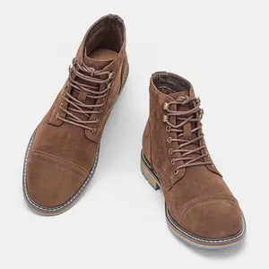 Vista de detalle superior de botas de trabajo de ante marrón con cordones para hombre