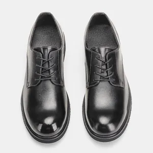 Vista superior de zapatos Derby clásicos de cuero negro para hombre con cordones