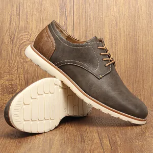 Vista detallada de zapatos casuales de cuero para hombre con suela y textura marrón