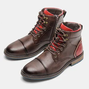Vue détaillée des bottines Martin en cuir marron vieilli avec accents rouges et fermeture éclair