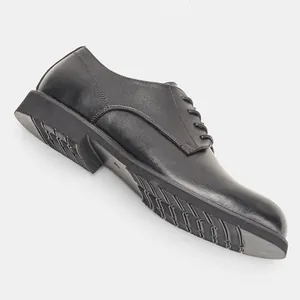 Vista lateral detallada de las costuras en zapatos derby clásicos de cuero negro para hombre