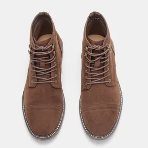 Vista superior de botas de trabajo para hombre en ante marrón con cordones clásicos de alta