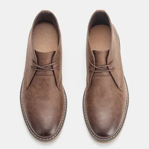 Vista superior de botas desert para hombre en cuero sintético marrón con detalle cordones