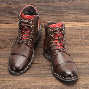 Vue détaillée de bottines Martin en cuir marron rétro avec des accents rouges vifs.