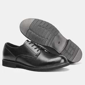 Vista detallada de zapatos Derby de cuero negro que muestra la suela antideslizante