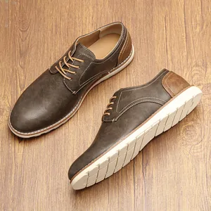 Zapatos de cuero casuales vintage para hombre con detalles en marrón y suela blanca