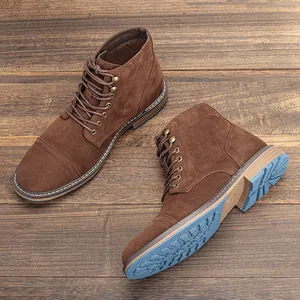 Vista detallada de botas de trabajo para hombre en ante marrón con suelas azules