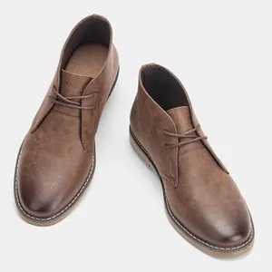 Vista superior detallada de un par de botas chukka clásicas de color marrón para hombre