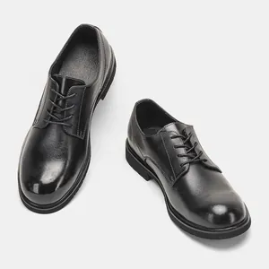 Vista superior de los zapatos Derby clásicos de cuero negro para hombre, estilo de negocios.