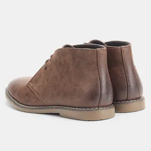 Vista lateral y trasera de botas desert marrones vintage para hombre con costuras blancas
