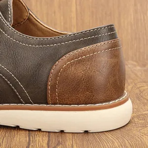 Primer plano de las costuras y la textura del cuero marrón en un zapato de hombre.