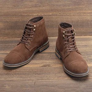 Botas de trabajo para hombre en gamuza marrón de alta calidad sobre fondo madera
