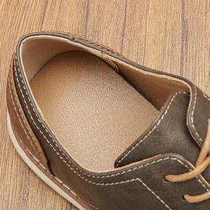 Primer plano de zapato de cuero marrón vintage para hombre con textura y costura fina