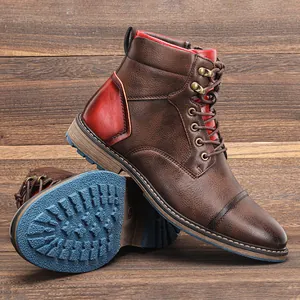 Vue détaillée des bottines Martin vintage pour hommes avec semelle bleue antidérapante