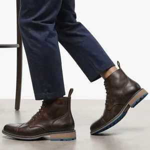 Vue détaillée de marche des bottes pour hommes en cuir marron de style britannique avec semelles