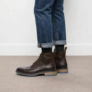 Gros plan sur des bottines Martin en cuir marron avec une semelle en caoutchouc bleue