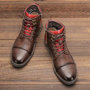 Vue détaillée de bottines Martin en cuir marron vintage avec languette rouge et zip.