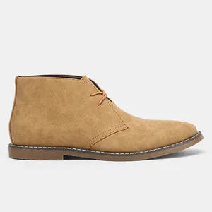 Perfil lateral de botas desert clásicas de gamuza para hombre en color marrón claro