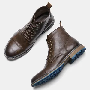 Detalle de botas Martin para hombre en color marrón con cuero y suela azul de goma