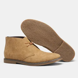 Botas safari clásicas de ante marrón para hombre con perfil lateral y suela texturizada