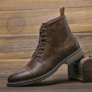 Botas Martin clásicas de cuero marrón para hombre con cordones en fondo de madera