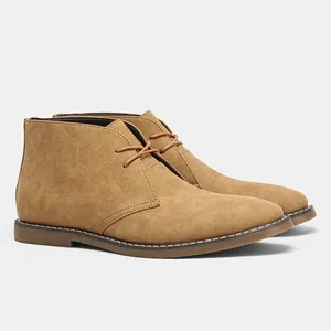 Vista lateral de botas desert de ante marrón para hombre con costuras tradicionales