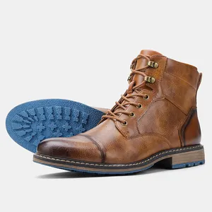 Détail de bottes en cuir pour hommes au fini vieilli avec semelle bleue à crampons.