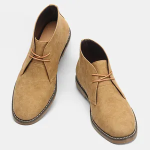 Vista detallada de las clásicas botas de desierto de gamuza para hombre en color canela