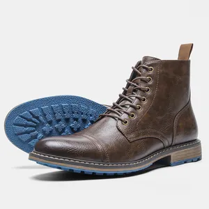 Vista lateral y suela de botas Martin marrones para hombre con fondo azul antideslizante
