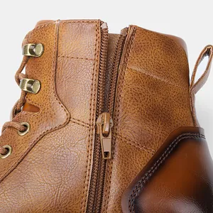 Gros plan sur la fermeture éclair latérale et le cuir texturé de haute qualité des bottes