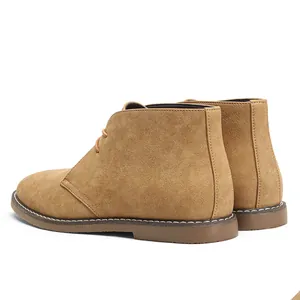 Vista posterior de botas de desierto clásicas para hombre en ante marrón tostado